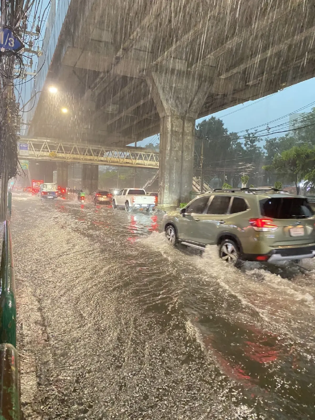 พายุฤดูร้อนถล่ม ฝนกระหน่ำทั่วกรุงเทพฯ หลายพื้นที่น้ำรอการระบาย