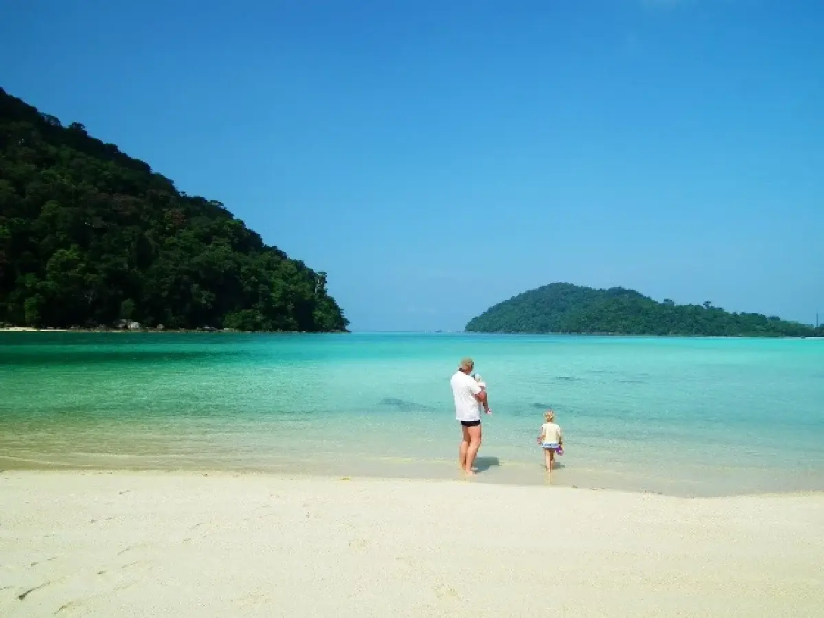 ตามข่าว ‘หมู่เกาะสุรินทร์’  อุทยานฯ ที่มี ‘ปะการังน้ำตื้น’ สวยงาม