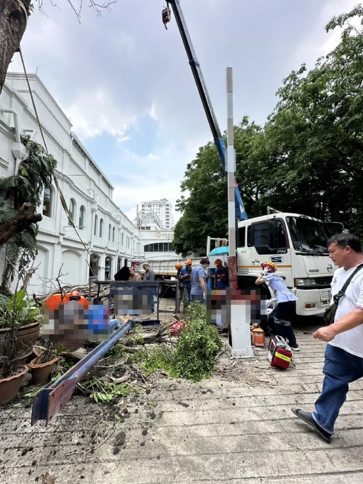 ด่วน! ระทึกกลางกรุง สลิงเครนขาด ซอยเจริญกรุง 40 กระเช้าตก บาดเจ็บ 3