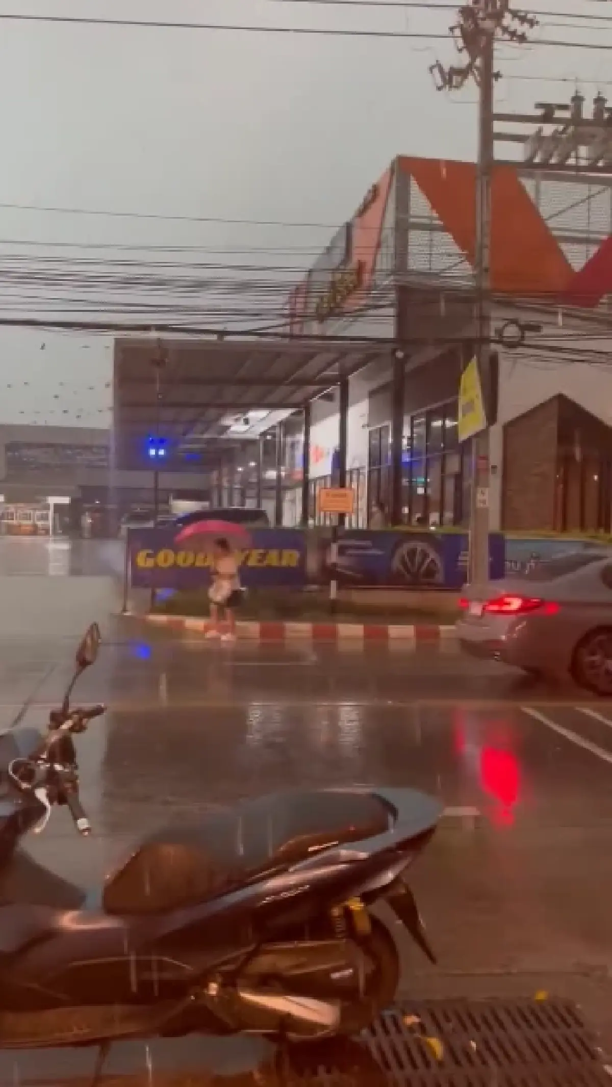 พายุฤดูร้อนถล่ม ฝนกระหน่ำทั่วกรุงเทพฯ หลายพื้นที่น้ำรอการระบาย