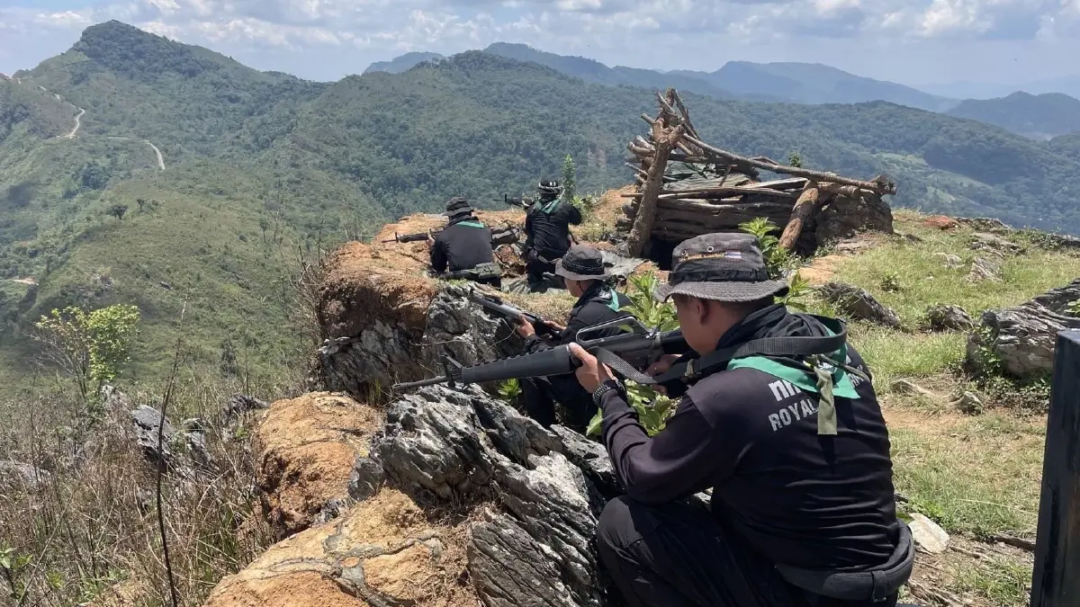 เช็ก ฐานทหารลาวชายแดนถูกโจมตี มีกระสุนตกทะลุหลังคาบ้านฝั่งไทย