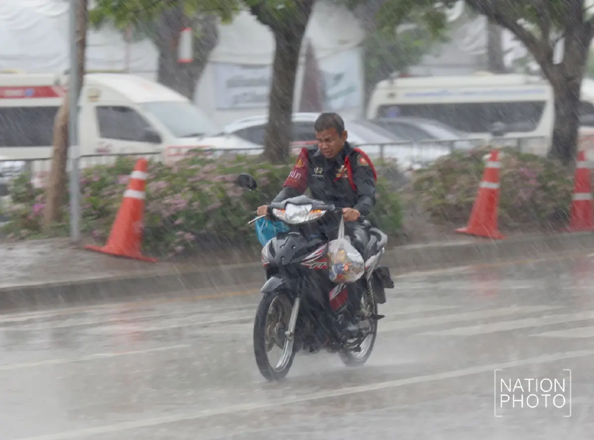 ฝนถล่มกรุง จตุจักรฝนตกหนัก ลมแรง อุตุฯเตือน กทม. มีฝนฟ้าคะนอง 30%