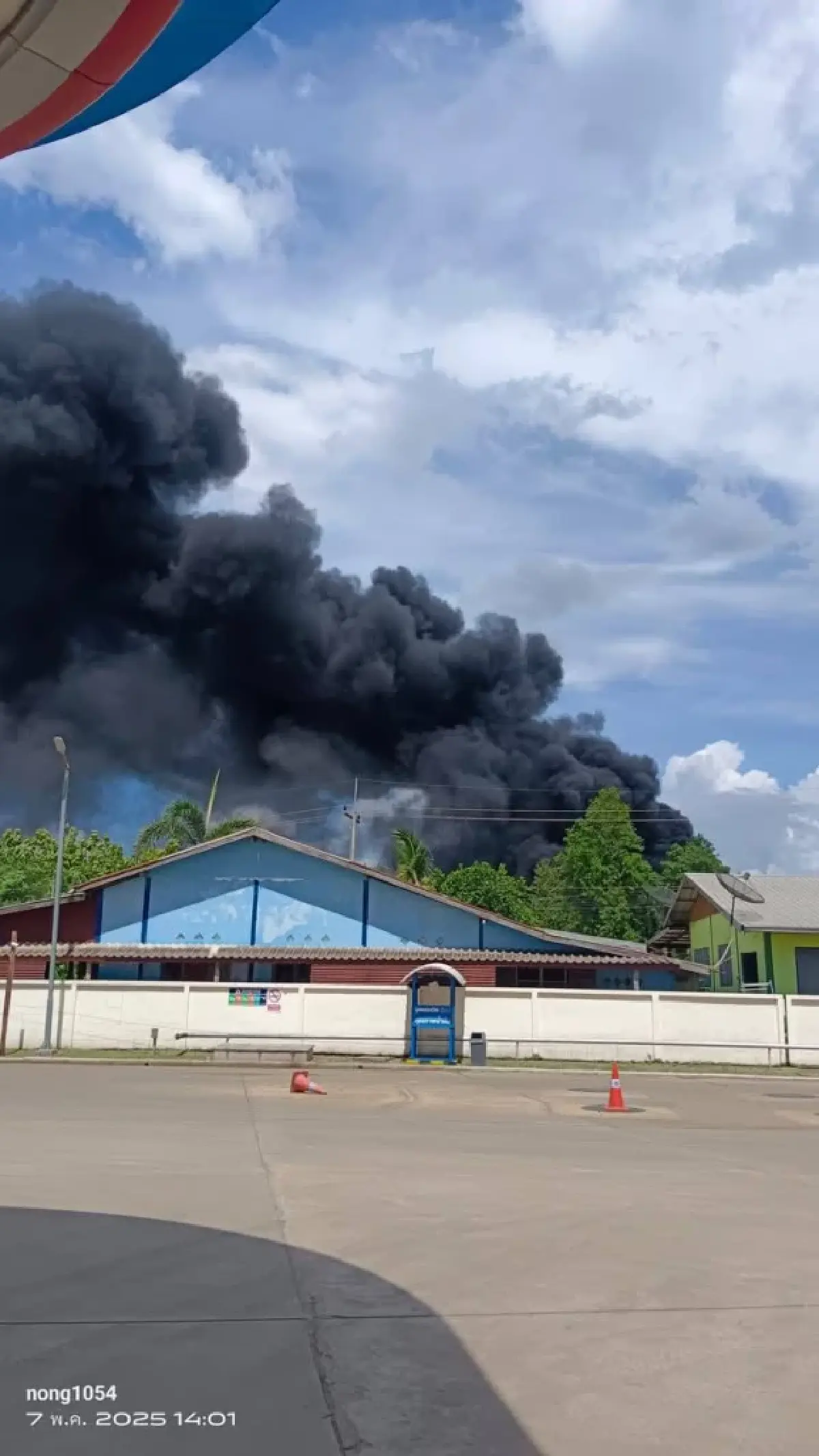 ไฟไหม้ร้านขายของมือสอง ล่าสุด คุมเพลิงได้แล้ว ควันคลุมไกล 10 กม.