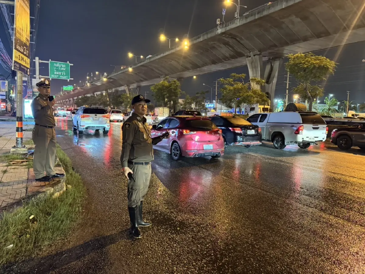 ยังสาหัส! ฝนตกหนัก ถนนบางนา-ตราด น้ำท่วมขังผิวจราจร รถติดยาวสะสม