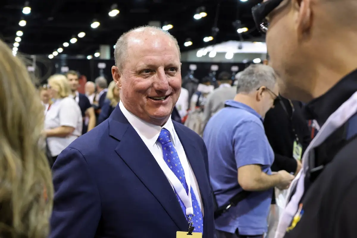 รู้จัก ‘เกร็ก เอเบล’ ผู้สืบทอดบัฟเฟตต์ นำ Berkshire สู่ยุคใหม่