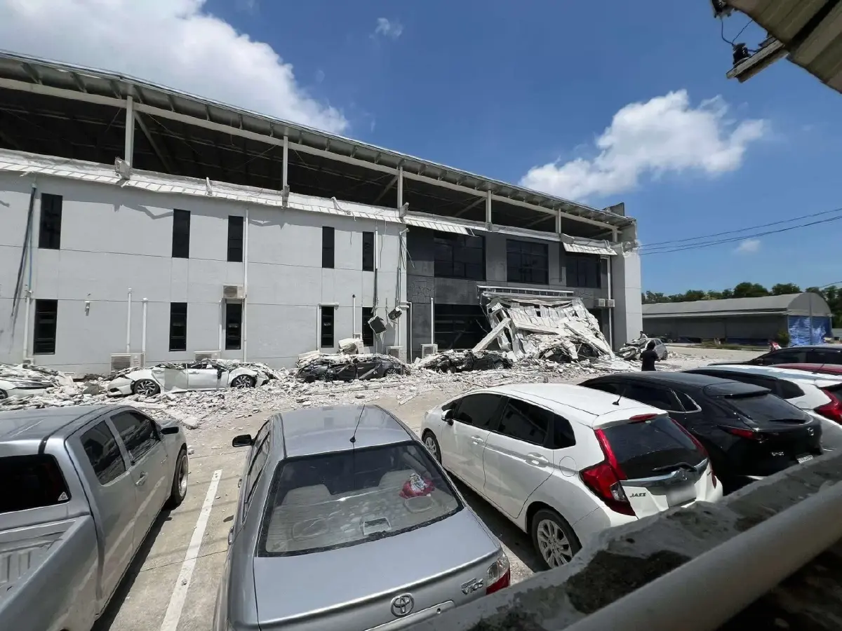 อาคารถล่มดังสนั่น โรงงานนิคมอมตะซิตี้ ชลบุรี เฟส 10 รถเสียหายอื้อ