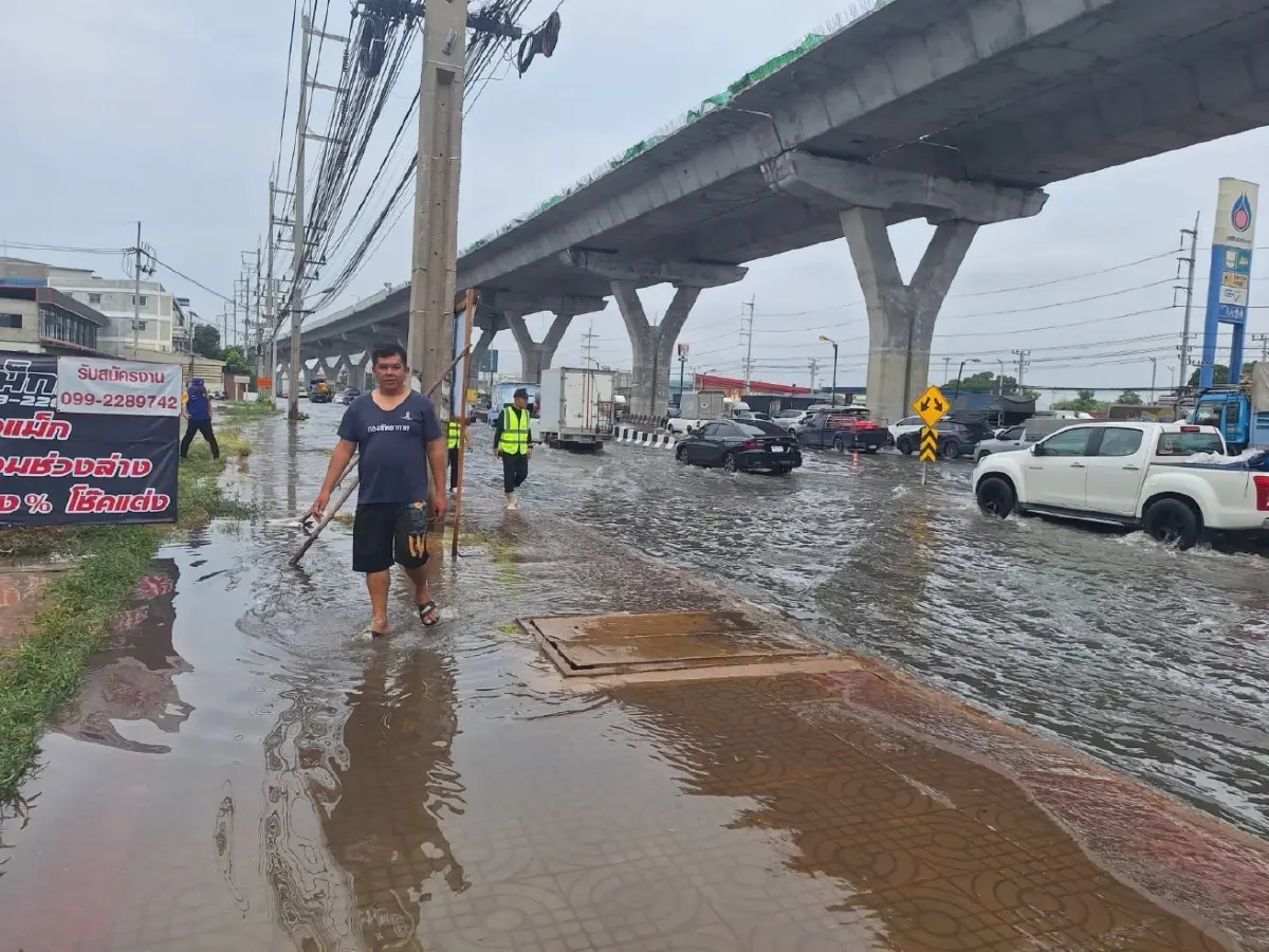คืบหน้าล่าสุด ถนนพระราม 2 ฝนตกหนัก น้ำท่วมแล้ว รถติดหนึบ ทางหลัก