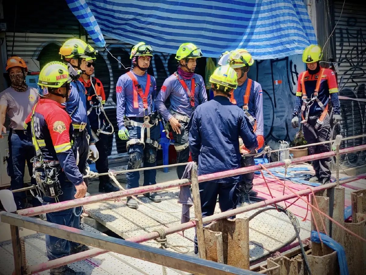 เจอแล้ว คล้ายร่างคนงานตกหลุมเสาเข็ม รถไฟฟ้าสายสีส้ม ลึก 11.5 เมตร