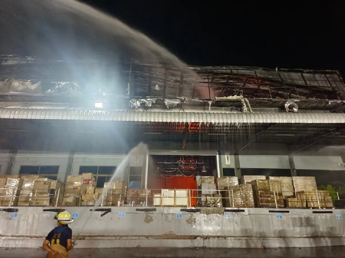 ล่าสุด ไฟไหม้โรงงานย่านลาดกระบัง เร่งคุมสถานการณ์ ตั้งศูนย์พัก