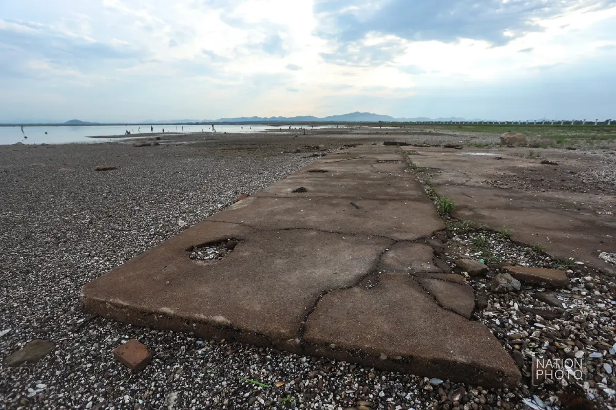 ภัยแล้งวิกฤติ รอบ 20 ปี 'เขื่อนลำตะคอง' น้ำเหลือ 9% ซากบ้านเก่าโผล่