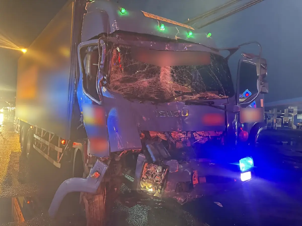 ระทึก ถนนพระราม 2 ขาเข้า อุบัติเหตุ รถบรรทุกชนรถเมล์ บาดเจ็บ 2 คน