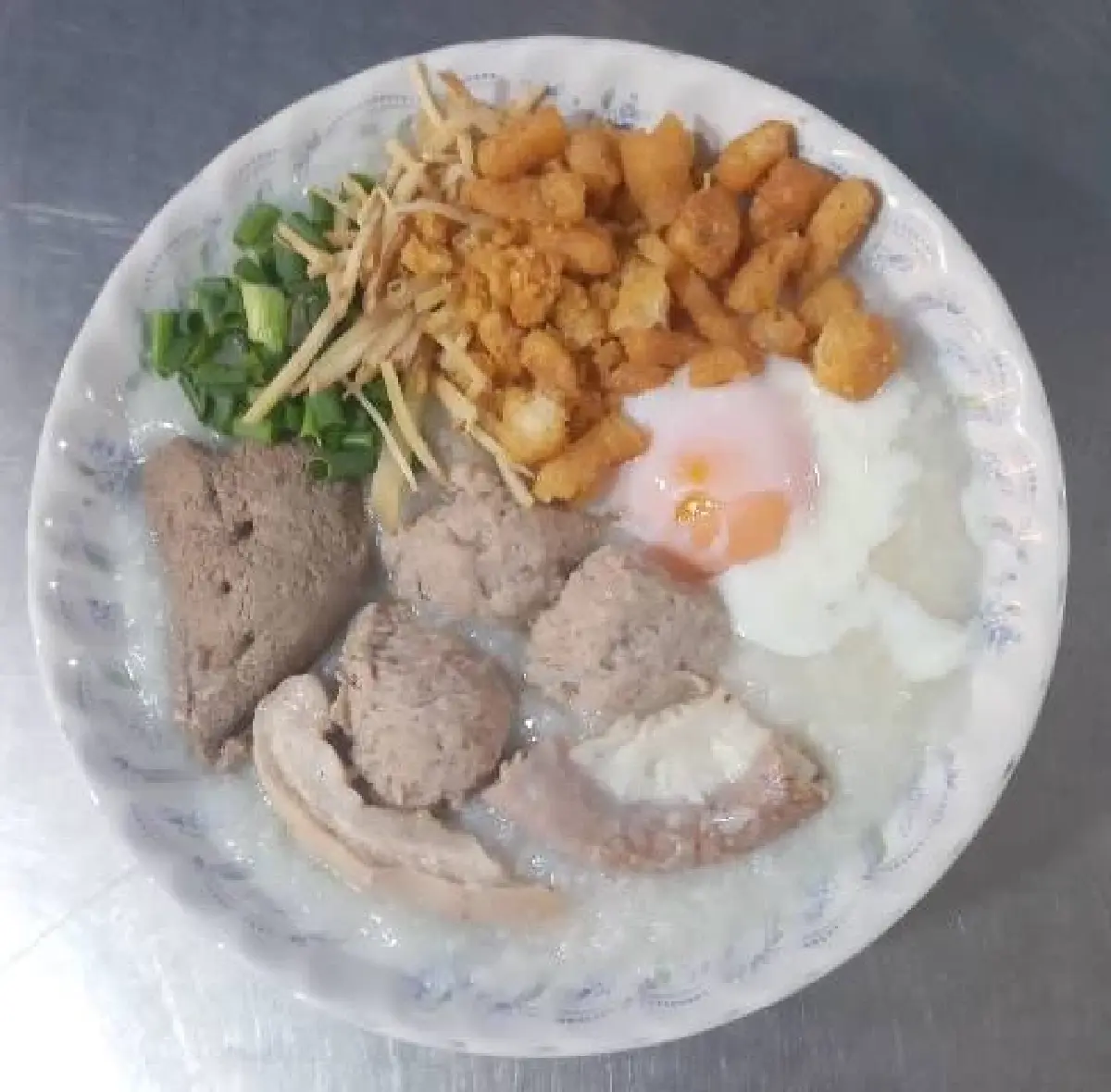 ‘โจ๊กสะพานหัน’ ต้มเตาถ่าน ข้าวข้นๆ เครื่องแน่นๆ อร่อยมา 50 ปี