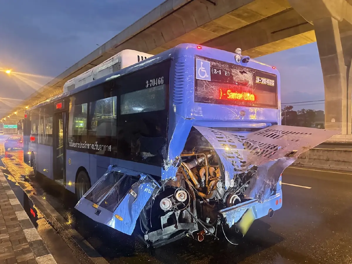 ระทึก ถนนพระราม 2 ขาเข้า อุบัติเหตุ รถบรรทุกชนรถเมล์ บาดเจ็บ 2 คน