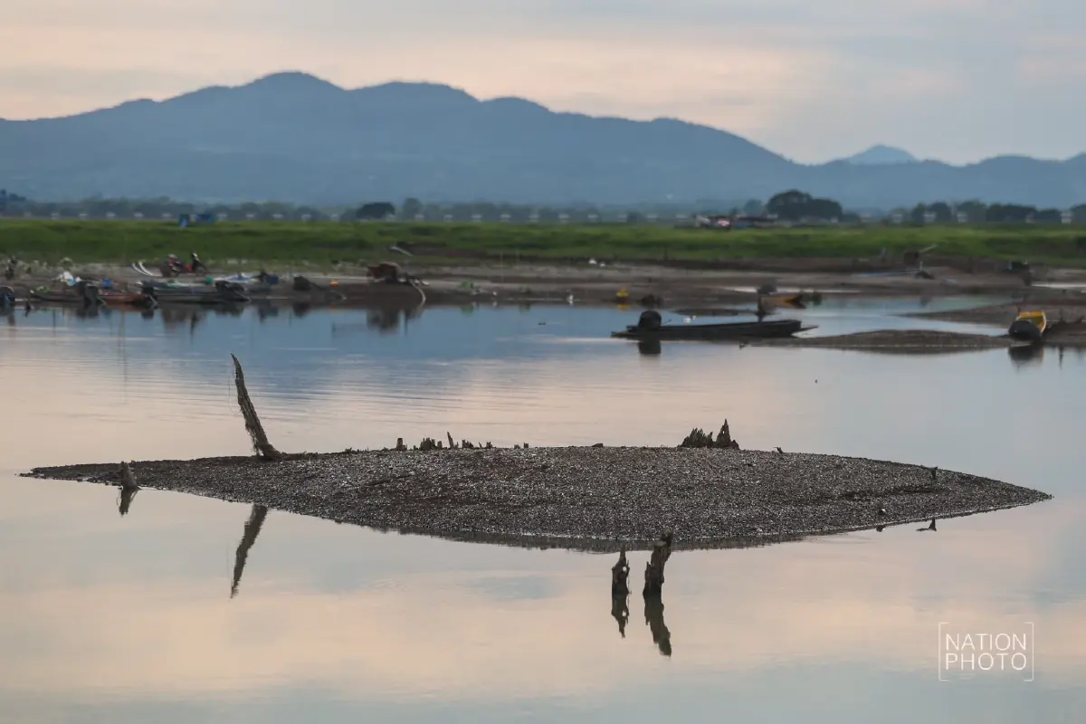 ภัยแล้งวิกฤติ รอบ 20 ปี 'เขื่อนลำตะคอง' น้ำเหลือ 9% ซากบ้านเก่าโผล่