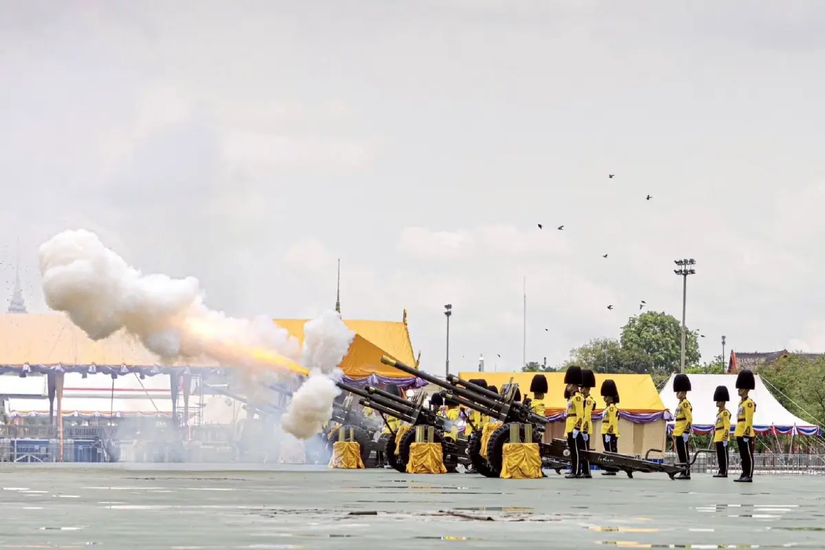 '3 เหล่าทัพ' ยิงสลุตหลวงเฉลิมพระเกียรติ พระบาทสมเด็จพระเจ้าอยู่หัว