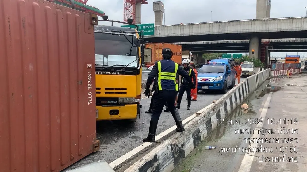 ถนนพระราม 2 รถติด เหตุ 18 ล้อลากพลิกตกจากสะพาน กีดขวางจราจร
