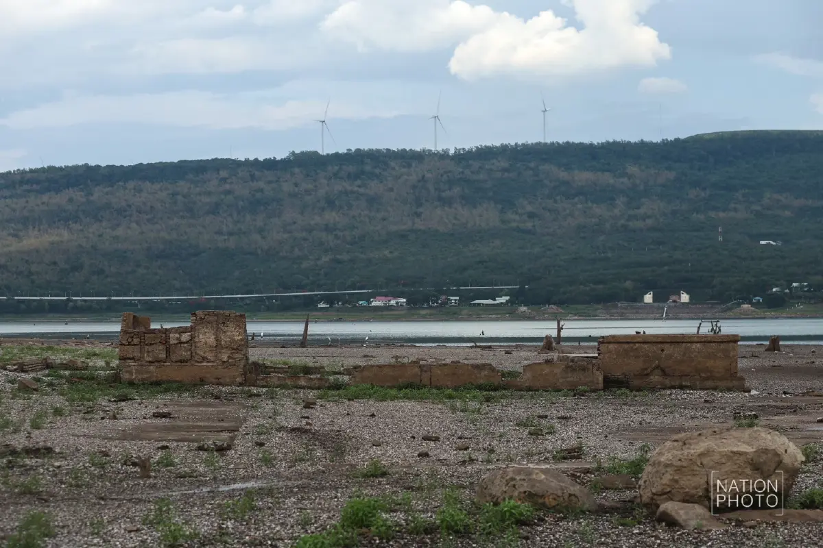 ภัยแล้งวิกฤติ รอบ 20 ปี 'เขื่อนลำตะคอง' น้ำเหลือ 9% ซากบ้านเก่าโผล่