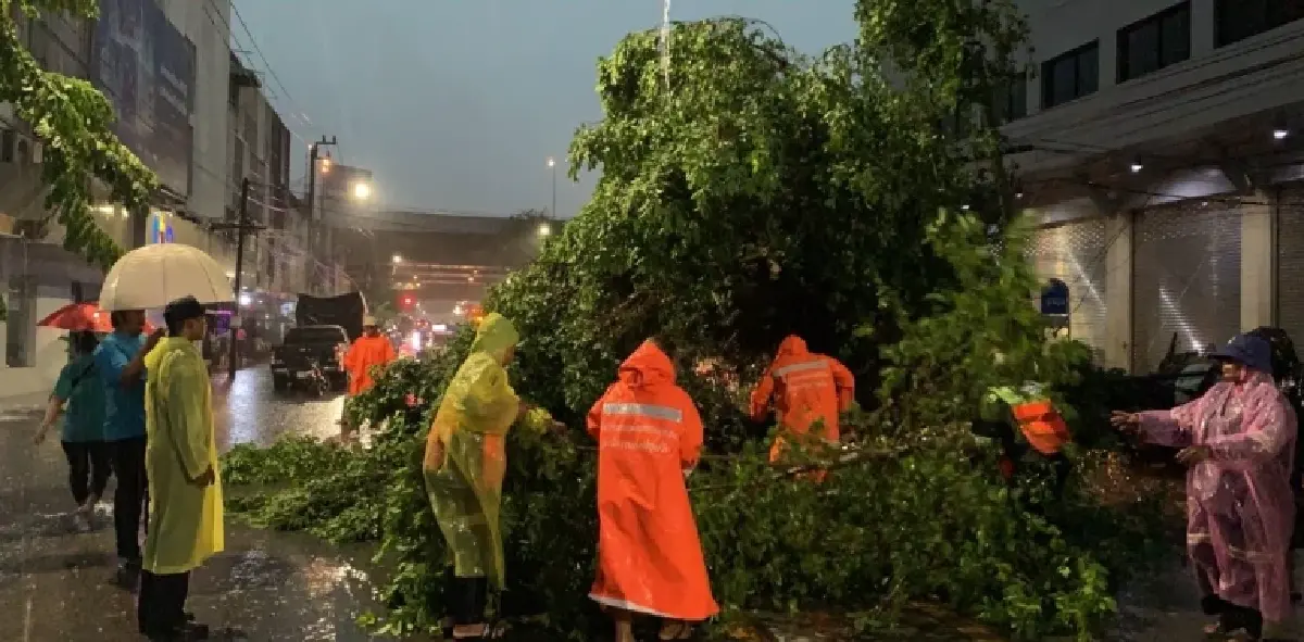 พายุฤดูร้อนถล่ม ฝนกระหน่ำทั่วกรุงเทพฯ หลายพื้นที่น้ำรอการระบาย