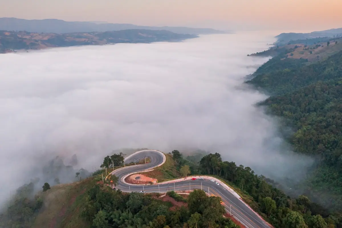 ภูเก้าง้อม - ถนนเลข 9 ทางโค้งคดเคี้ยว ความงามกลางขุนเขาแห่งนาแห้ว