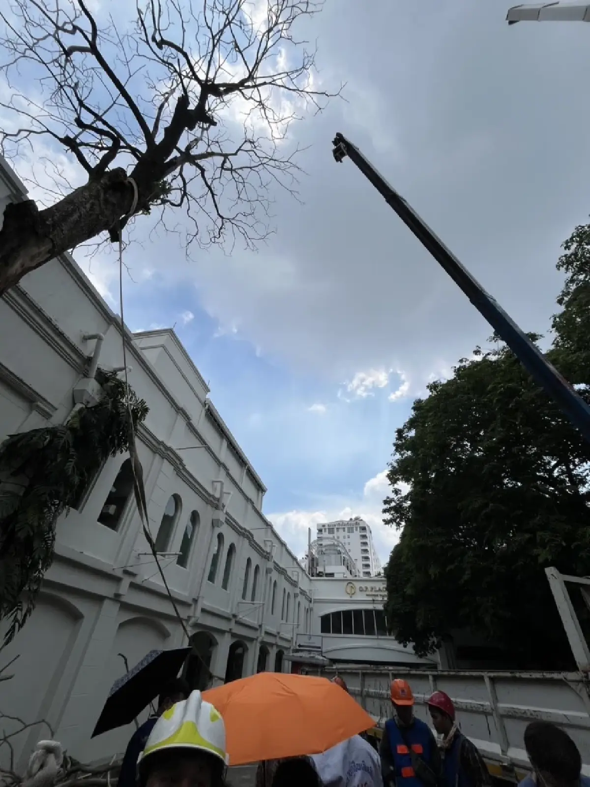 ด่วน! ระทึกกลางกรุง สลิงเครนขาด ซอยเจริญกรุง 40 กระเช้าตก บาดเจ็บ 3