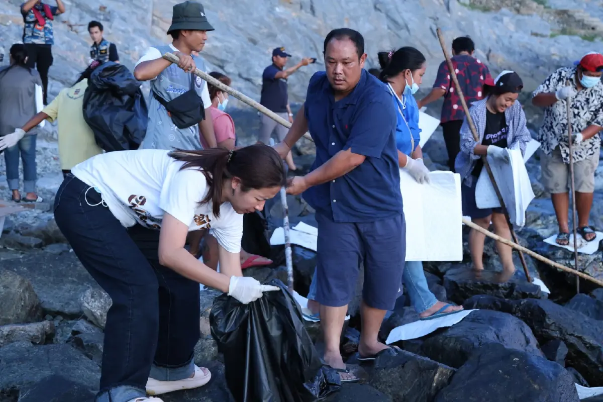 วิกฤตน้ำมันเรือรั่วเกาะสีชัง ห้ามจับสัตว์น้ำมากิน ไม่ลงเล่นน้ำ
