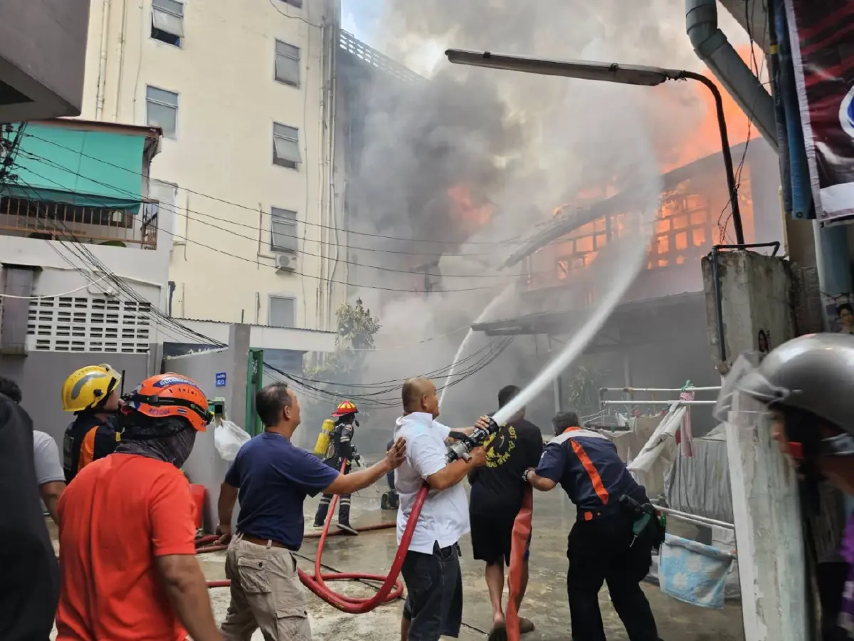 อากาศร้อนจัด ไฟไหม้บ้านกลางกรุง ซ.เกษมศรี เขตพระนคร เสียหาย 2 หลัง