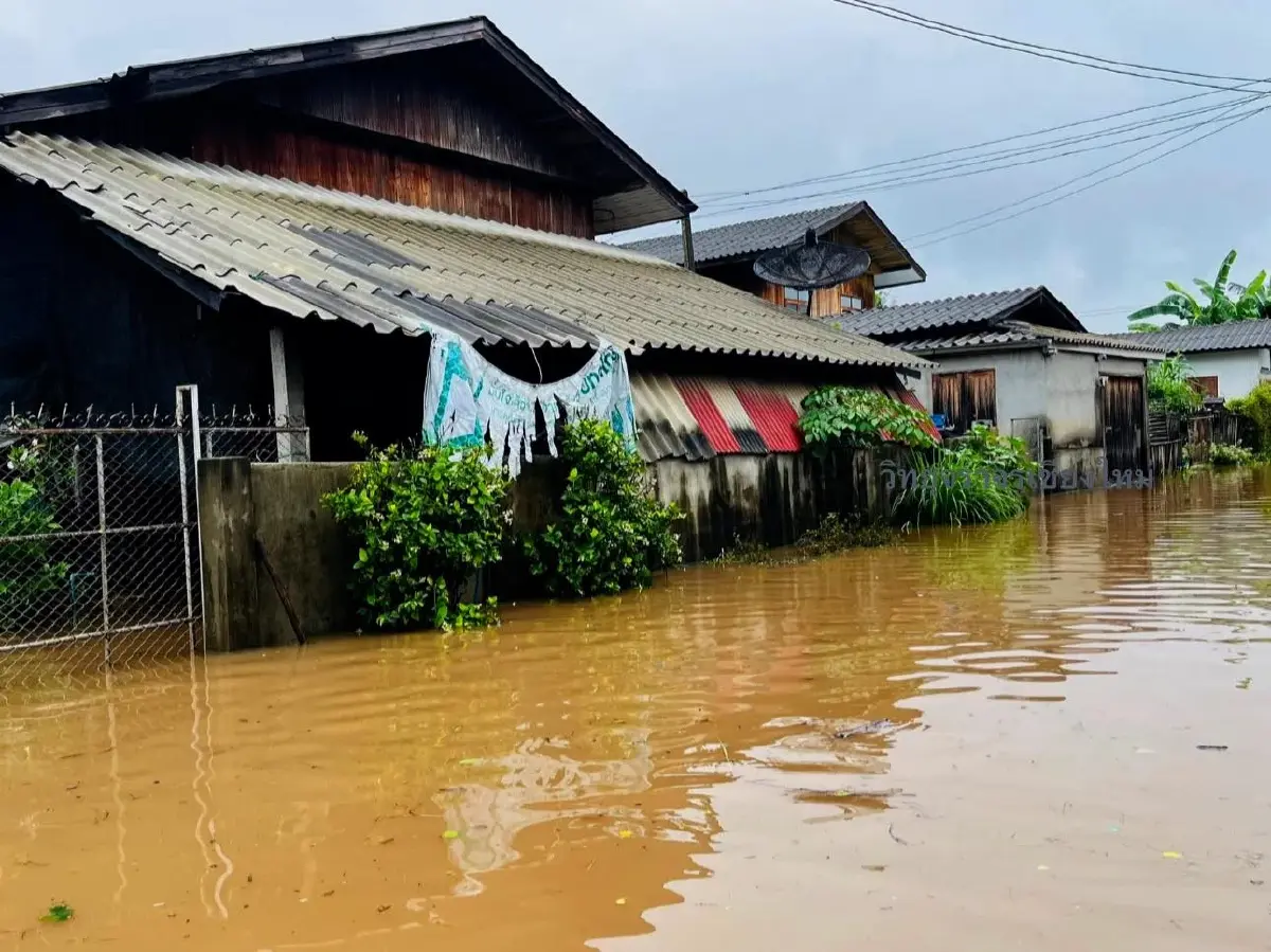 ด่วน! ขนของขึ้นที่สูง ลำน้ำแม่กลาง ขึ้นสูงวิกฤต น้ำท่วม อ.จอมทอง