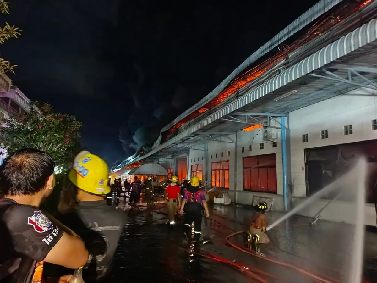 ล่าสุด ไฟไหม้โรงงานย่านลาดกระบัง เร่งคุมสถานการณ์ ตั้งศูนย์พัก