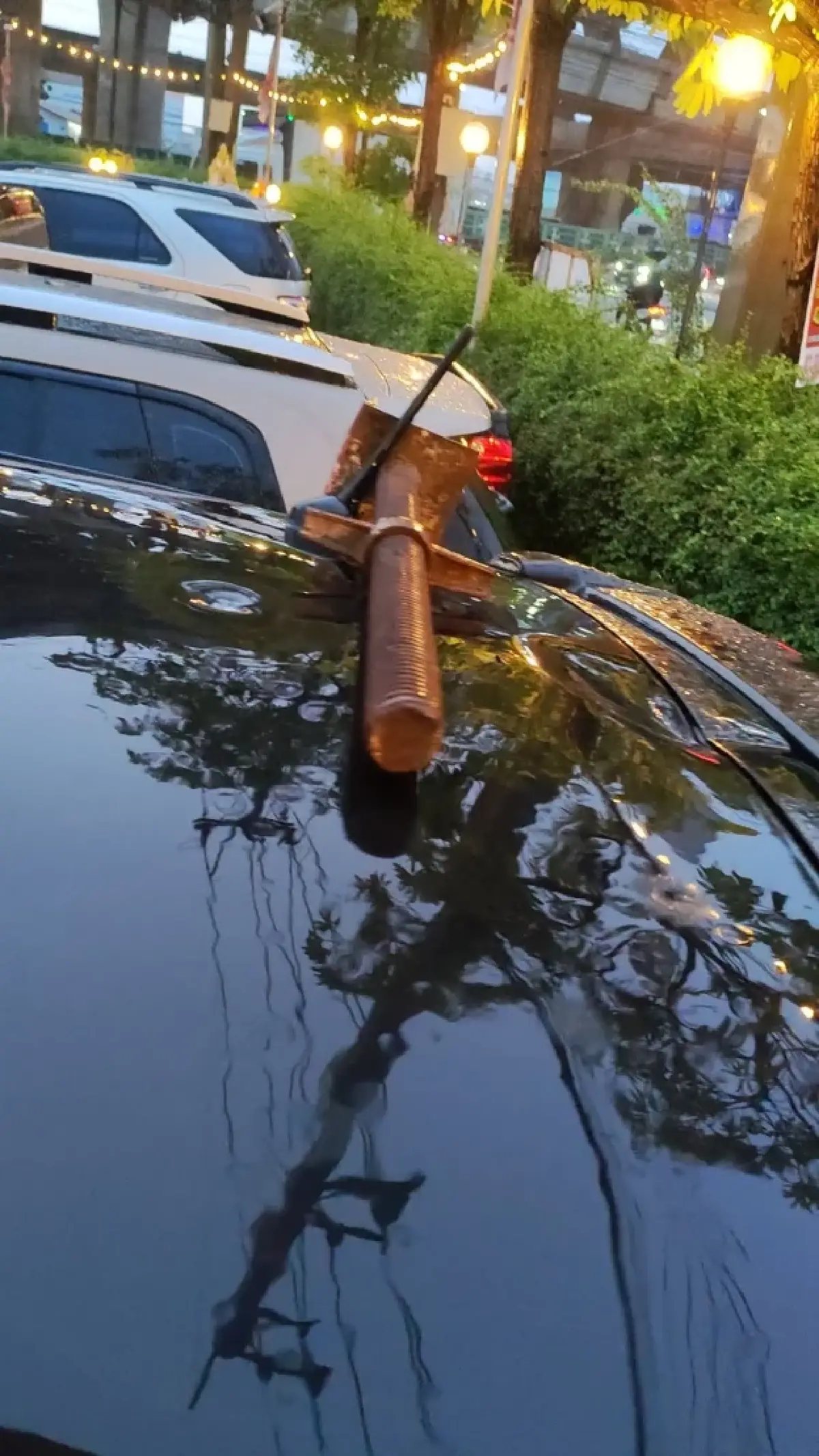 หวิดดับ! พระราม 2 ระทึกอีก ชิ้นส่วนโครงสร้างหล่นใส่รถเสียหาย