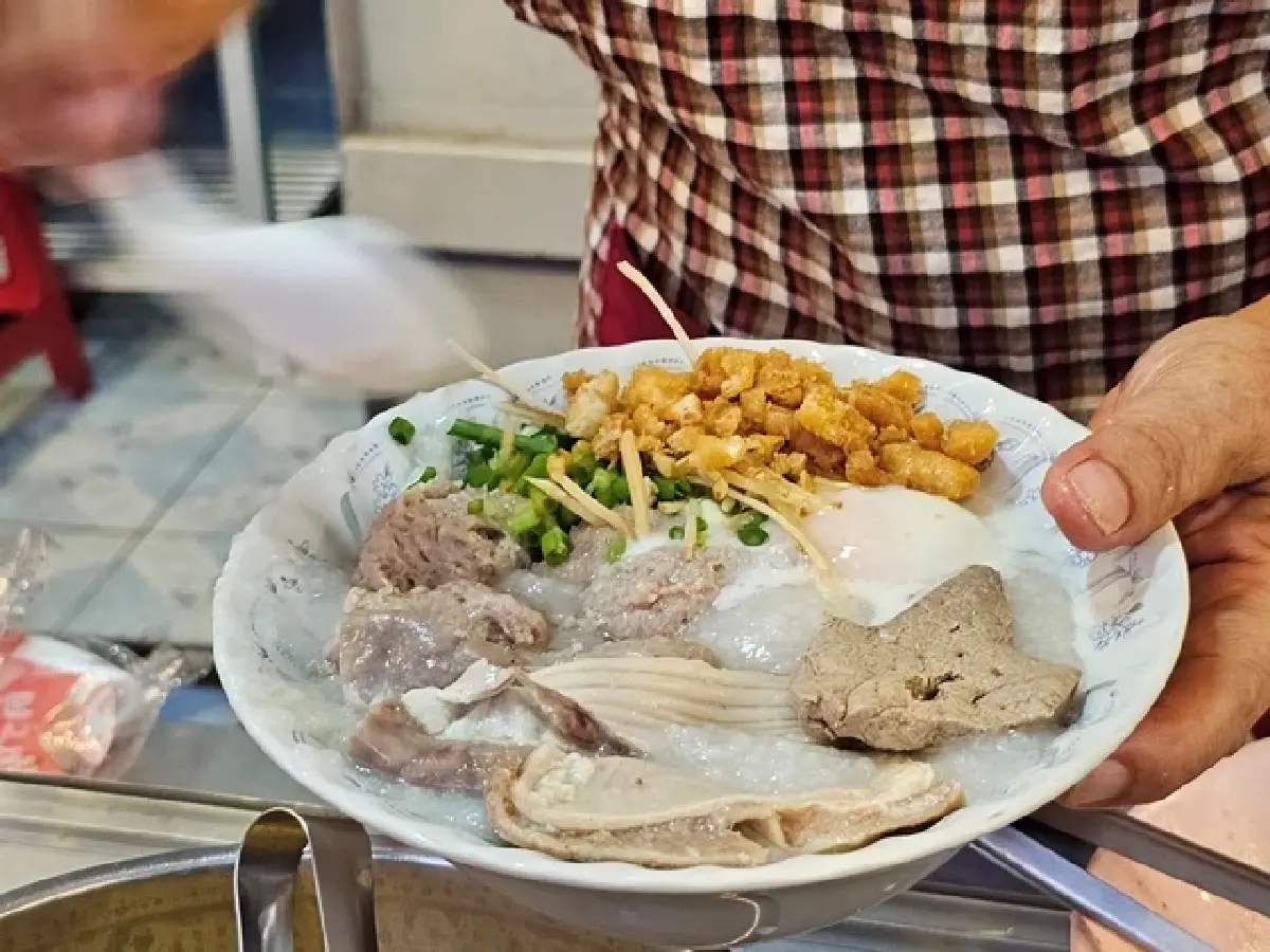 ‘โจ๊กสะพานหัน’ ต้มเตาถ่าน ข้าวข้นๆ เครื่องแน่นๆ อร่อยมา 50 ปี