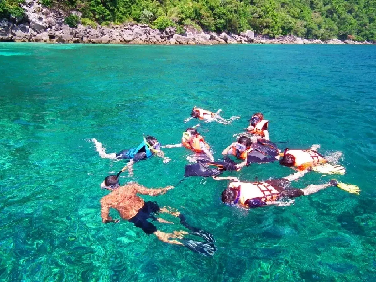 ตามข่าว ‘หมู่เกาะสุรินทร์’  อุทยานฯ ที่มี ‘ปะการังน้ำตื้น’ สวยงาม