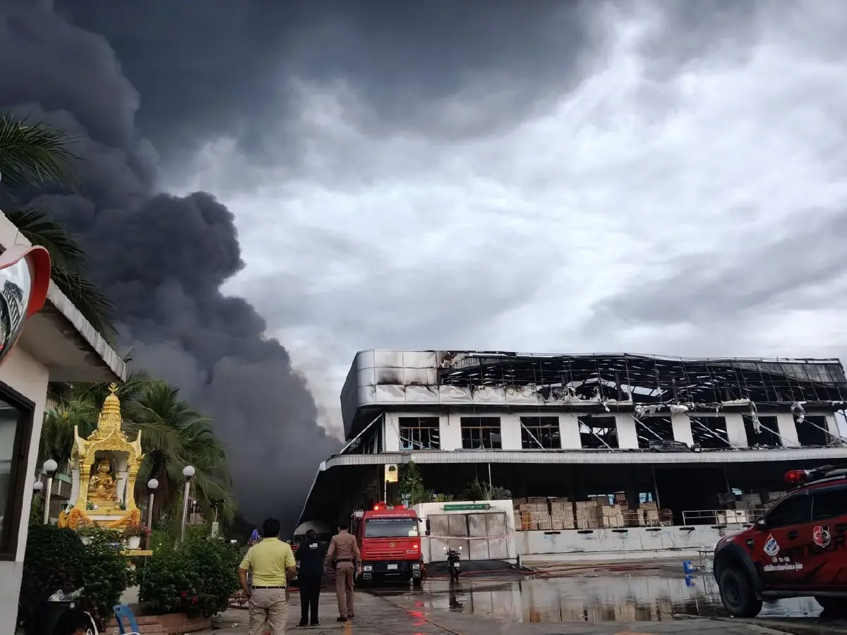 ล่าสุด ไฟไหม้โรงงานย่านลาดกระบัง เร่งคุมสถานการณ์ ตั้งศูนย์พัก