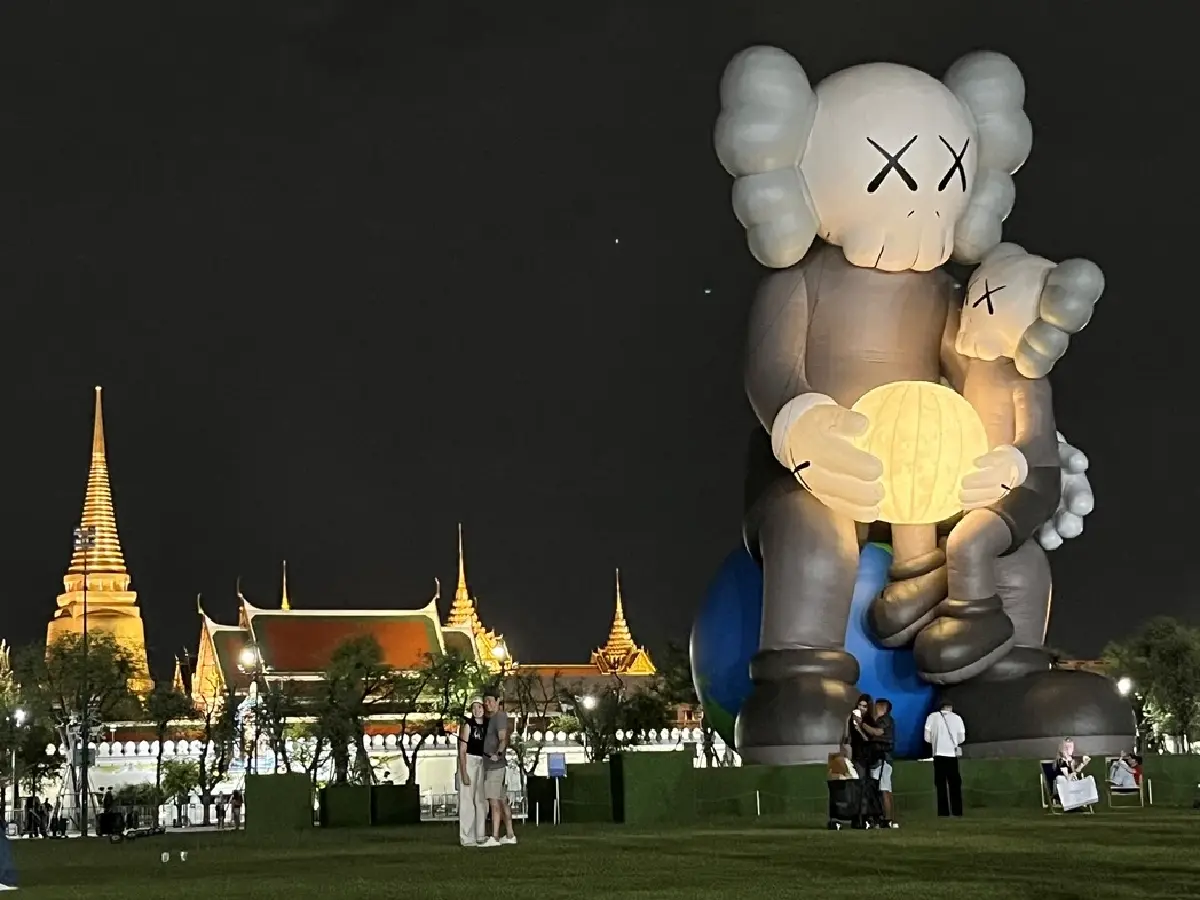 สนามหลวง ดินผืนประวัติศาสตร์กับการแสดง  KAWS:HOLIDAY THAILAND