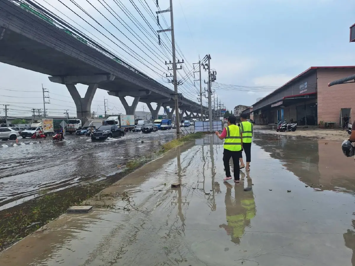 คืบหน้าล่าสุด ถนนพระราม 2 ฝนตกหนัก น้ำท่วมแล้ว รถติดหนึบ ทางหลัก