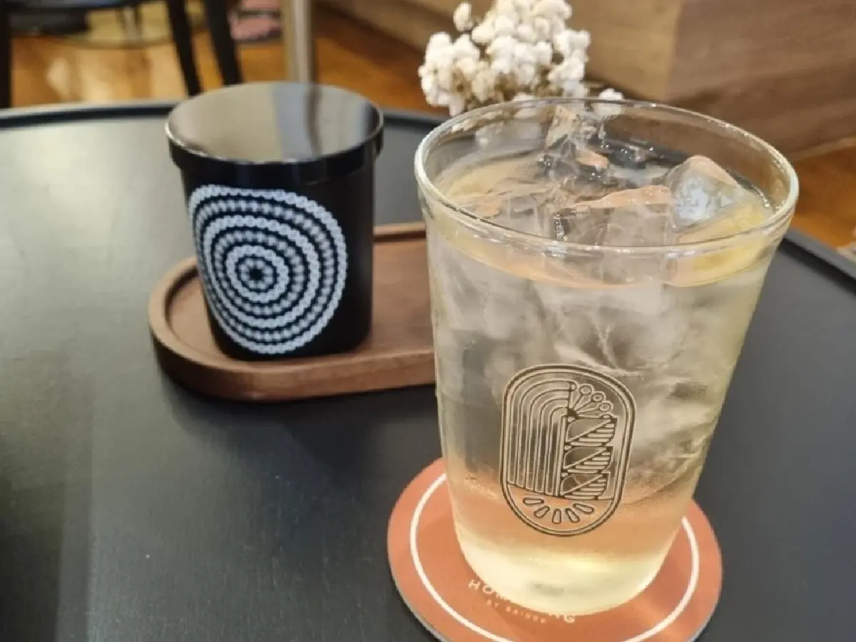 ‘หอมปรุง’ คาเฟ่สมุนไพรเจ้าของเดียวกับยาขมชนิดเม็ดตรา ‘ใบห่อ’