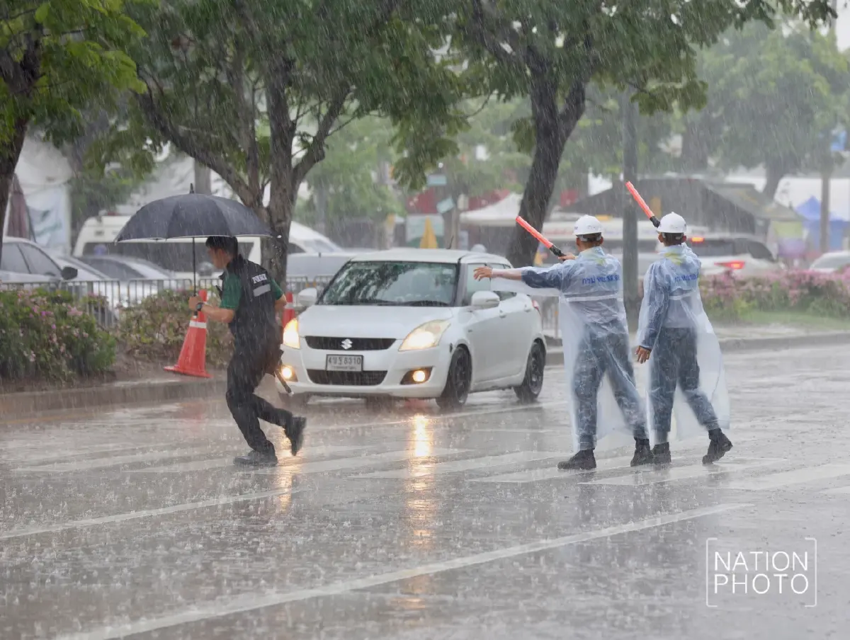 ฝนถล่มกรุง จตุจักรฝนตกหนัก ลมแรง อุตุฯเตือน กทม. มีฝนฟ้าคะนอง 30%