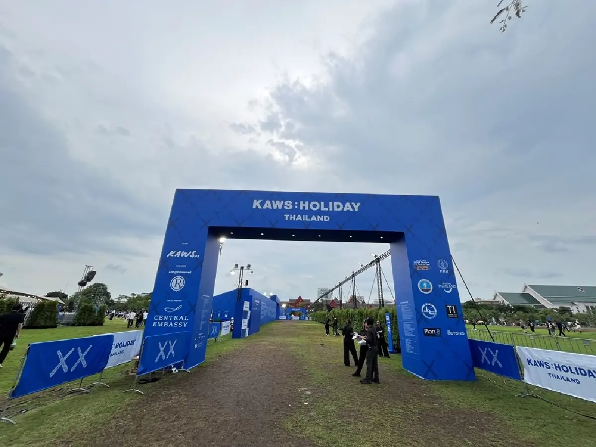 สนามหลวง ดินผืนประวัติศาสตร์กับการแสดง  KAWS:HOLIDAY THAILAND