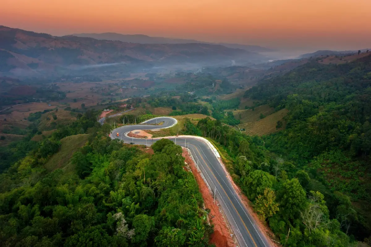 ภูเก้าง้อม - ถนนเลข 9 ทางโค้งคดเคี้ยว ความงามกลางขุนเขาแห่งนาแห้ว