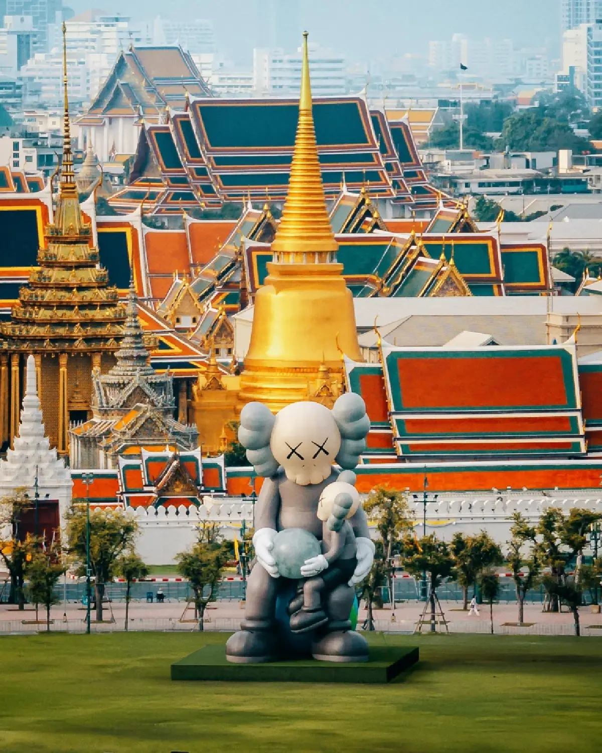 ครั้งแรกในไทย! ‘KAWS:HOLIDAY THAILAND’ งานศิลป์ขนาดยักษ์ เช็กอิน ‘สนามหลวง’ 13-25 พ.ค. 68