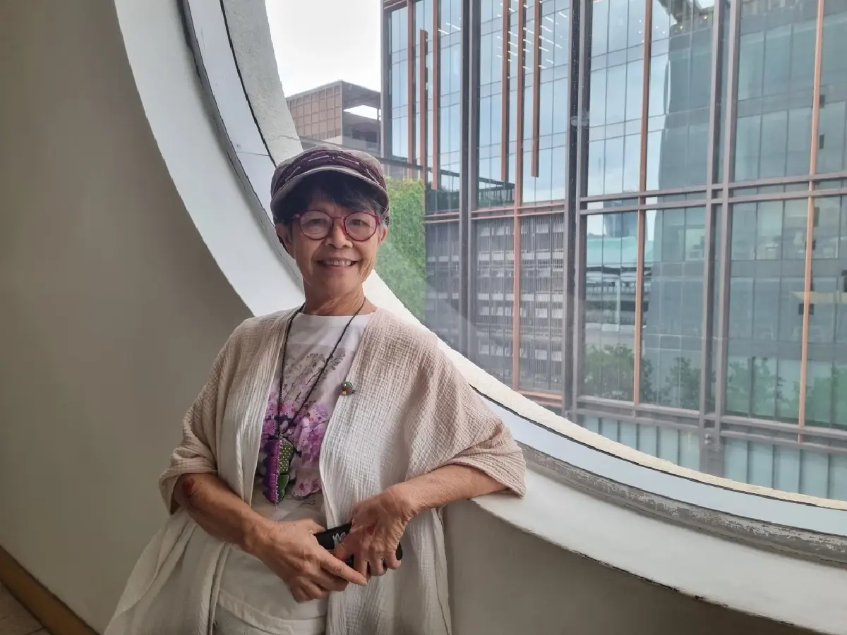 คุยกับ ‘ป้าจาย’ พูลทรัพย์ เจตลีลา เจ้าของฉายา ‘แม่มดดอกไม้’ ว่าด้วยเรื่องดอกไม้ใบหญ้าและชีวิตสิบปีที่ ‘ปาย’