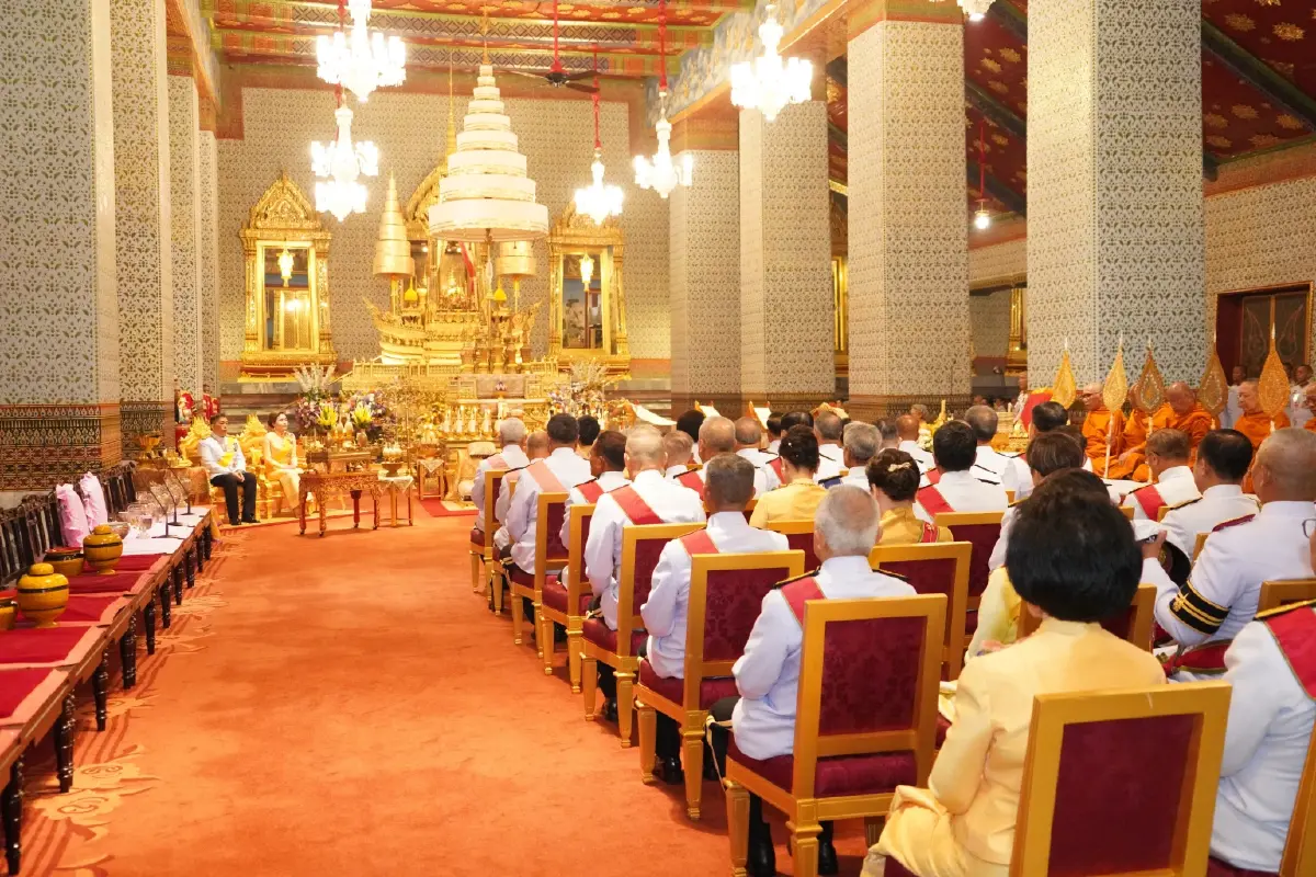 ในหลวง-พระราชินี ทรงบำเพ็ญพระราชกุศล พระราชพิธีฉัตรมงคล 2568