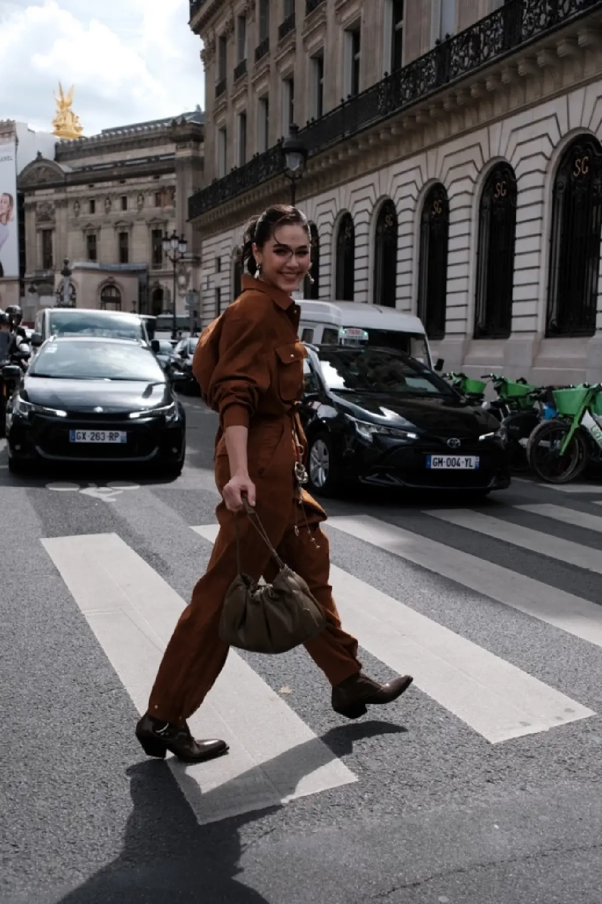 ลุคออกงาน ชมพู่ อารยา @SIRIVANNAVARI Pop up Store กรุงปารีส