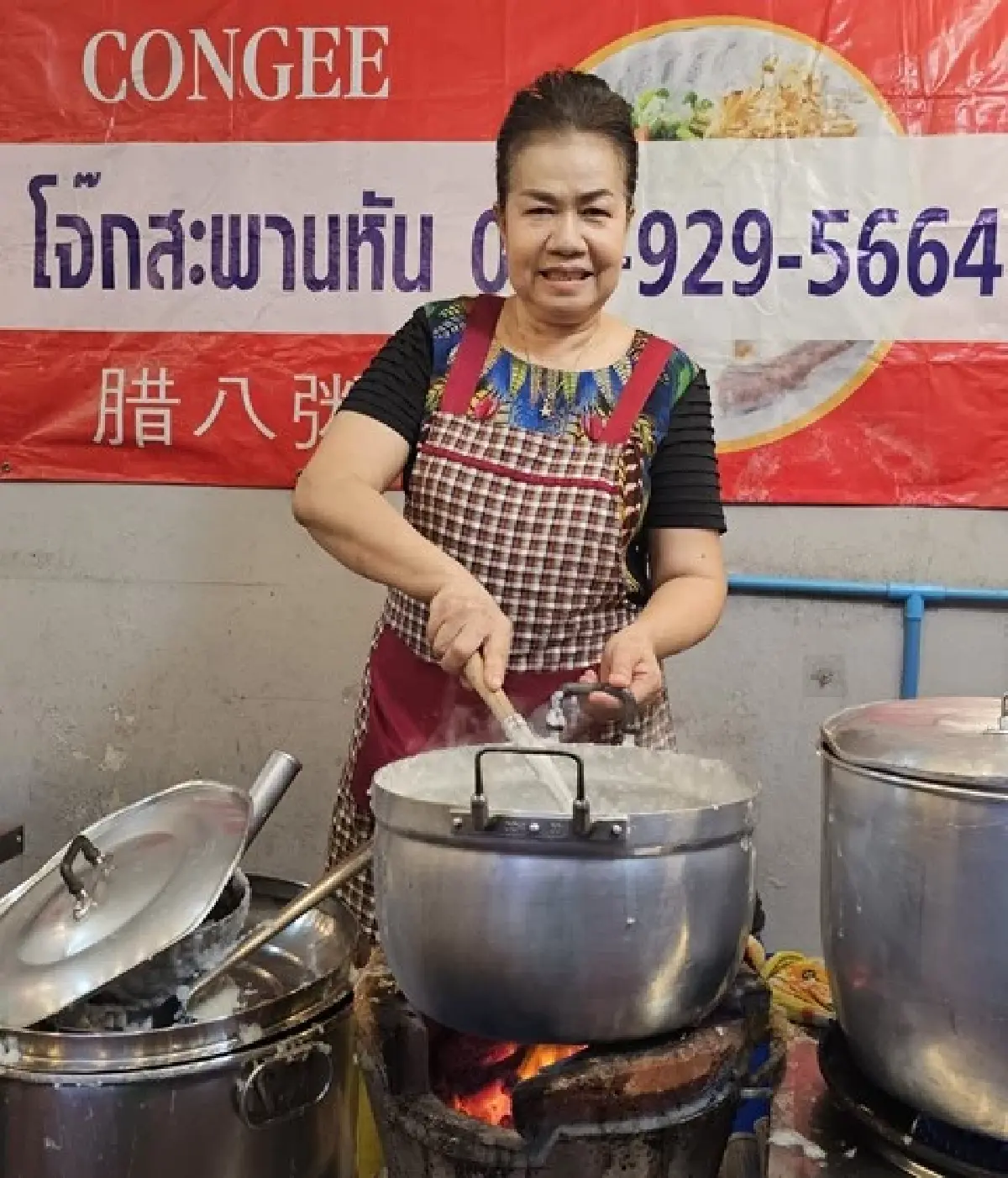 ‘โจ๊กสะพานหัน’ ต้มเตาถ่าน ข้าวข้นๆ เครื่องแน่นๆ อร่อยมา 50 ปี