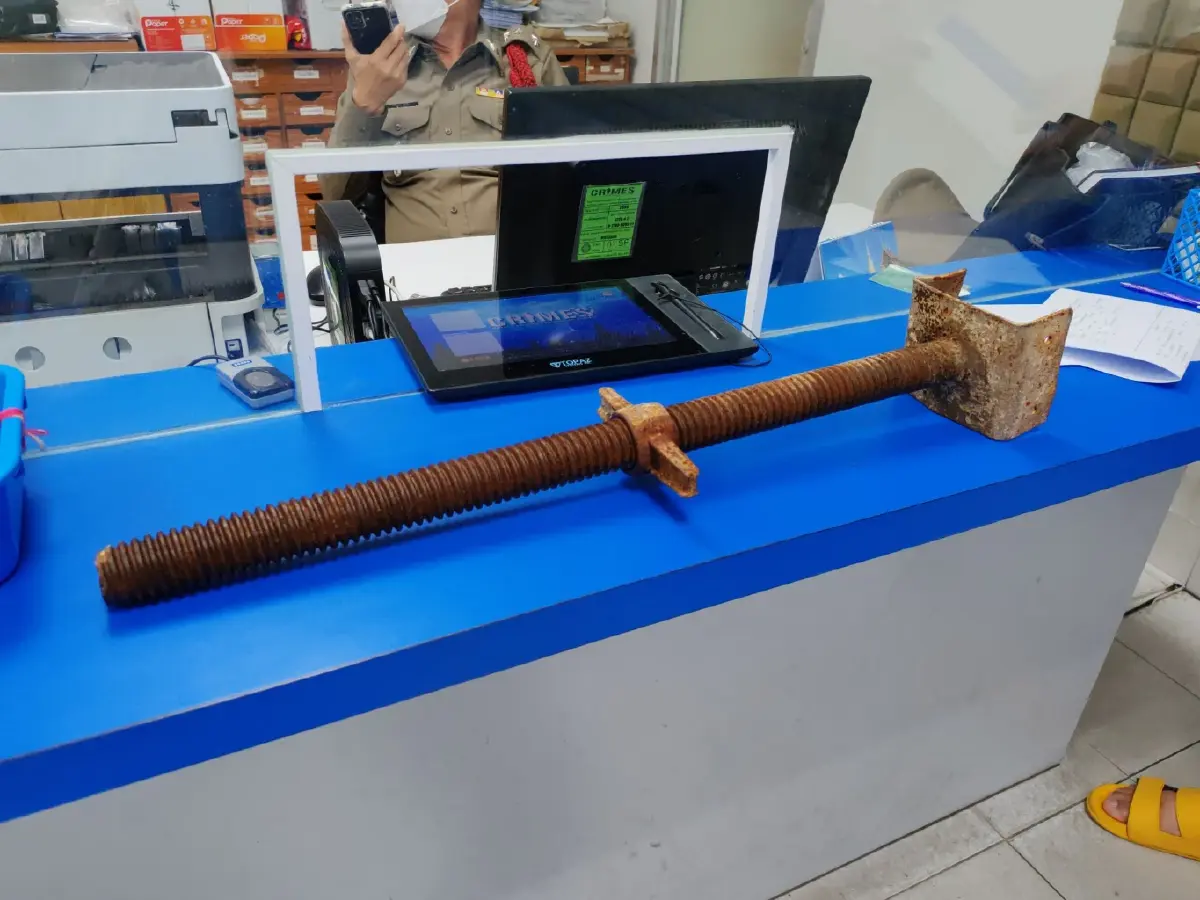 หวิดดับ! พระราม 2 ระทึกอีก ชิ้นส่วนโครงสร้างหล่นใส่รถเสียหาย