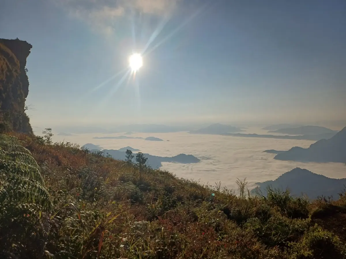 ไม่ปลอดภัย ลาวยิงปืนเดือด กระสุนตกฝั่งไทย ปิดจุดชมวิวภูชี้ฟ้า