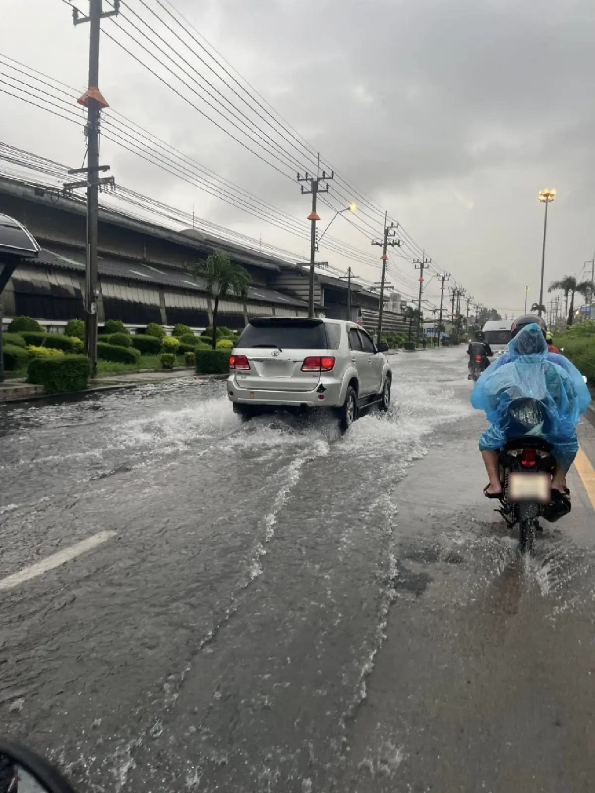 น้ำท่วมสมุทรปราการ ถ.พุทธรักษา-สุขุมวิท-ศรีนครินทร์ รถติดหนึบ