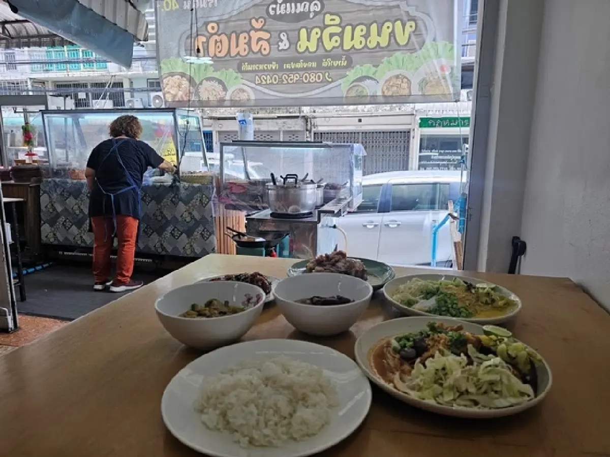 ‘ร้านข้าวแกงคุณแม้ว’ เด็ดทั้ง ขนมจีนน้ำยาใต้  & ขนมจีนน้ำเงี้ยว