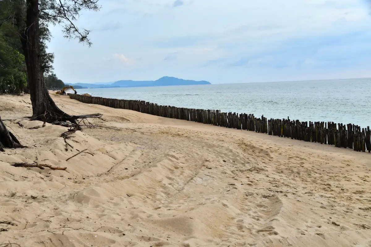 หาดทรายแก้ว ภูเก็ต ถูกกัดเซาะหนัก กระทรวงทรัพยากรฯ แก้ด้วยรั้วไม้ดักทราย