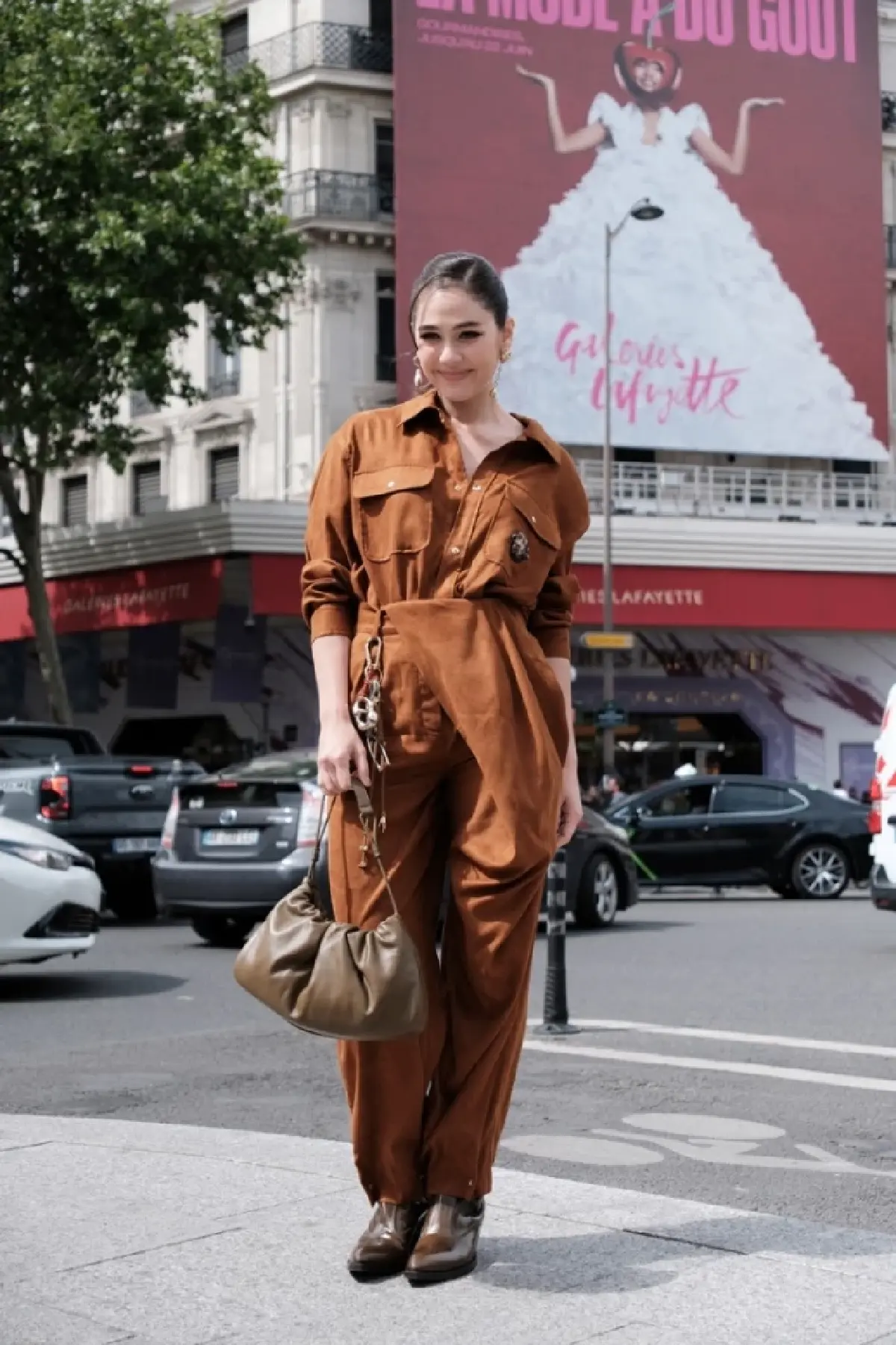 ลุคออกงาน ชมพู่ อารยา @SIRIVANNAVARI Pop up Store กรุงปารีส