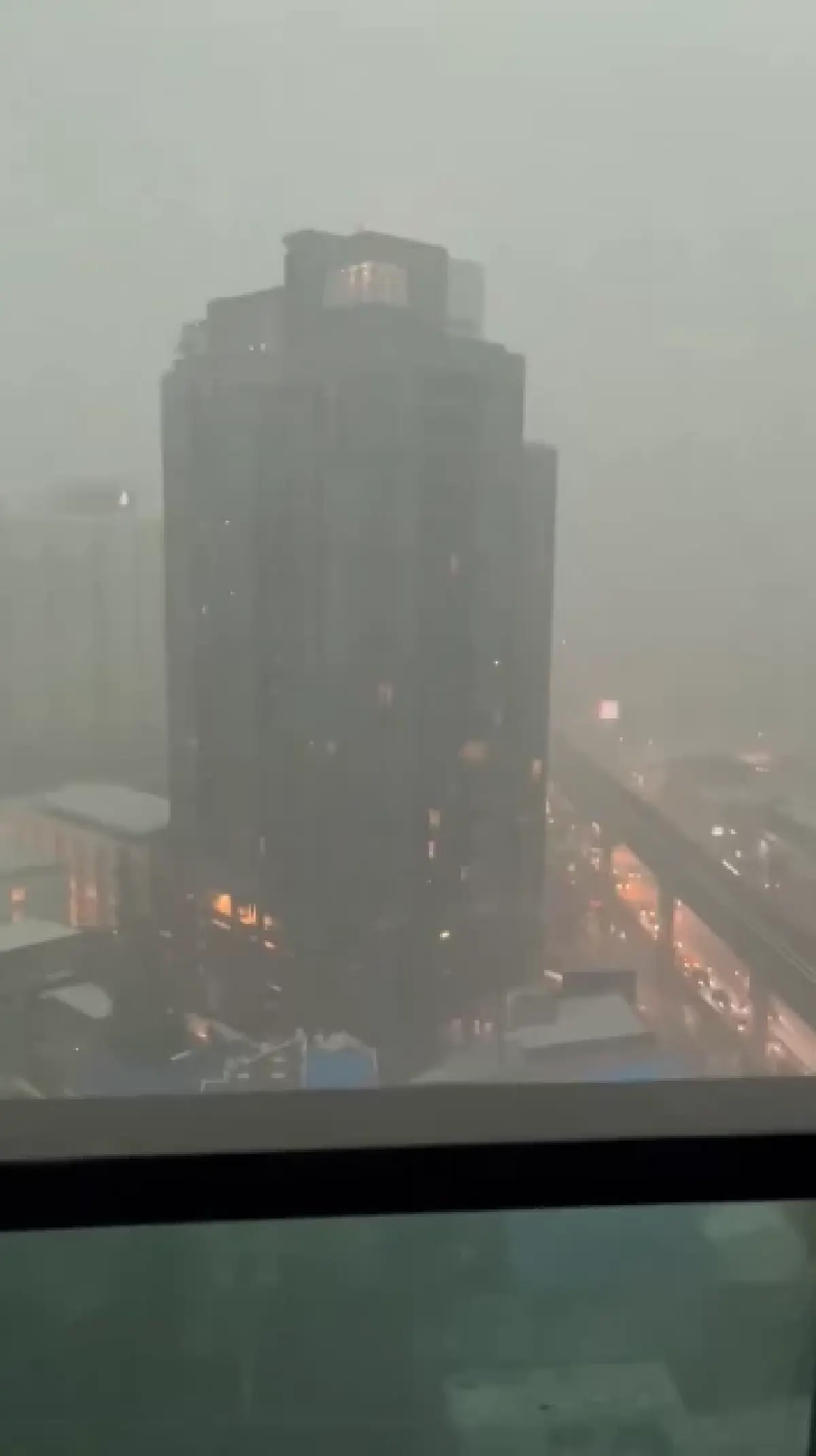 พายุฤดูร้อนถล่ม ฝนกระหน่ำทั่วกรุงเทพฯ หลายพื้นที่น้ำรอการระบาย